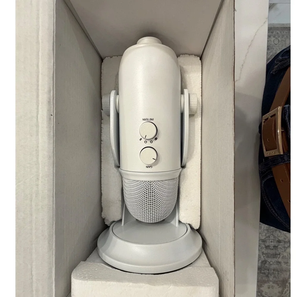 Blue Yeti USB Microphone Whiteout Professional Condenser Mic for Recording Boxed